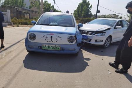 和平精英两个开挂玩家 撞车（和平精英用两个号撞车同一局）